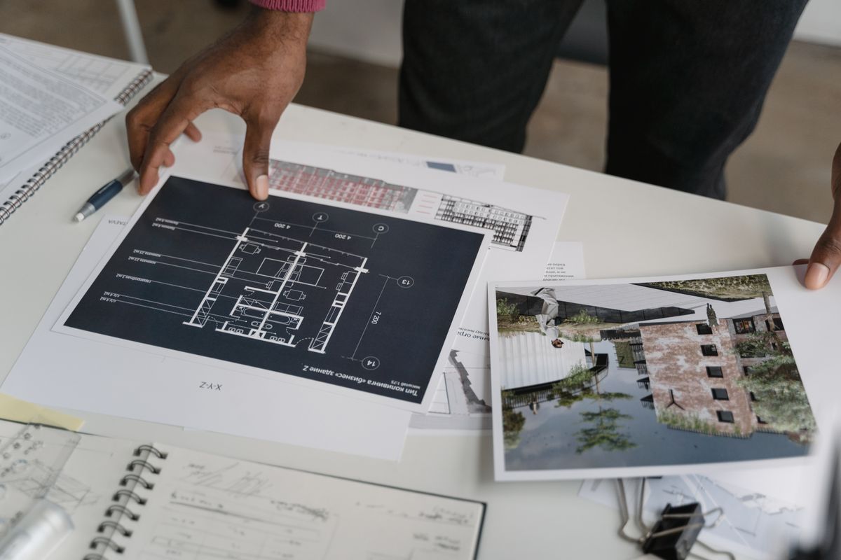 Documentos técnicos sobre uma mesa